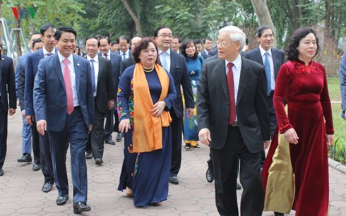 Sekjen KS PKV, Nguyen Phu Trong mengunjungi Komite Partai, pemerintahan dan rakyat kota Hanoi sehubungan dengan Hari Raya Tet - ảnh 1