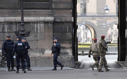 Terjadi serangan teror di Museum Louvre, Perancis - ảnh 1