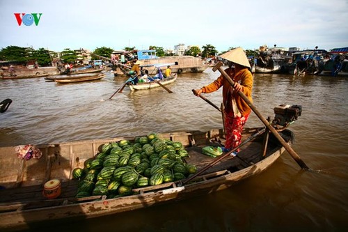 Memprioritaskan penggunaan barang Vietnam demi target perkembangan ekonomi Tanah Air - ảnh 2