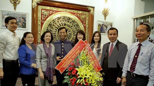 Kepala Departemen Penggerakan Massa Rakyat KS PKV, Truong Thi Mai mengunjungi pada pemuka agama Katolik dan Protestan - ảnh 1