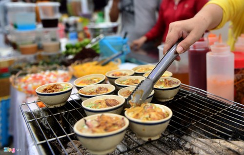 Kuliner jalanan kota Ho Chi Minh yang kental dengan daya hidup dan budaya - ảnh 1