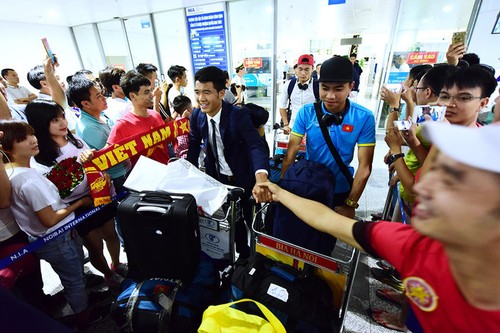 Tim sepak bola U20 Vietnam tiba di kota Hanoi setelah perjalanan di U20 World Cup - ảnh 1