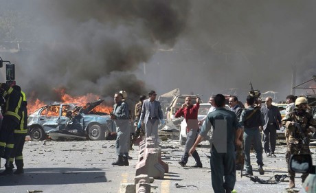 Serangan bom di kawasan diplomatik Kabul menewaskan 90 orang - ảnh 1