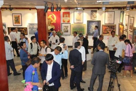 Peringatan ultah ke-55 hubungan Vietnam-Laos: Pembukaan pameran seni rupa Vietnam-Laos - ảnh 1