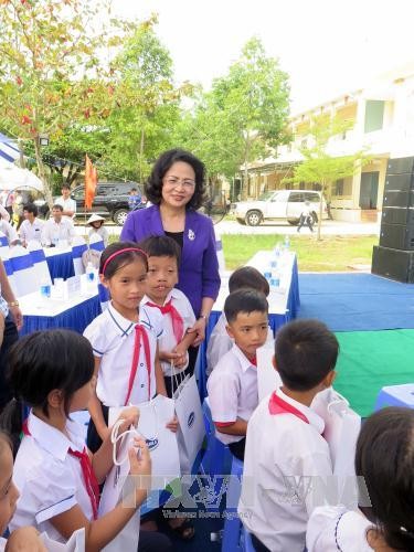  Wapres Vietnam, Dang Thi Ngoc Thinh berkunjung dan memberikan bingkisan kepada keluarga yang mendapat kebijakan prioritas di Provinsi Quang Nam - ảnh 1