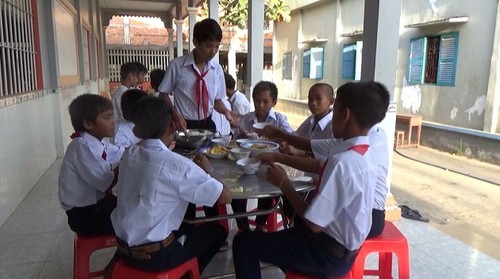 Pagoda Lakhanavong Xung Thum membantu para murid miskin bersekolah - ảnh 2