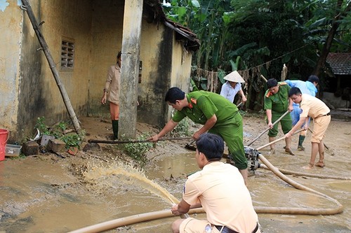 Sesudah taufan, warga di daerah banjir menstabilkan kehidupan dan produksi - ảnh 1