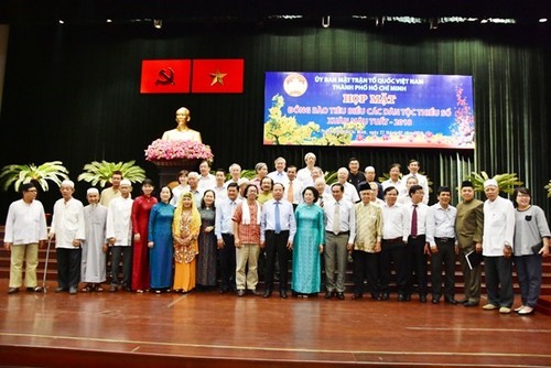  Kota Ho Chi Minh mengadakan acara temu muka dengan 200 warga etnis-etnis minoritas yang tipikal - ảnh 1