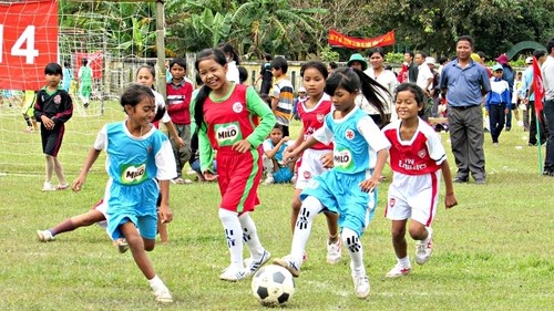 Sepak bola untuk kalangan masyarakat dan 15 tahun penggelaran Proyek FFAV di Provinsi Thua Thien Hue - ảnh 1