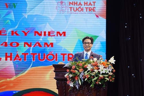    Deputi PM Vietnam, Vu Duc Dam menghadiri acara peringatan ultah ke-40 Hari berdirinya Teater Remaja - ảnh 1