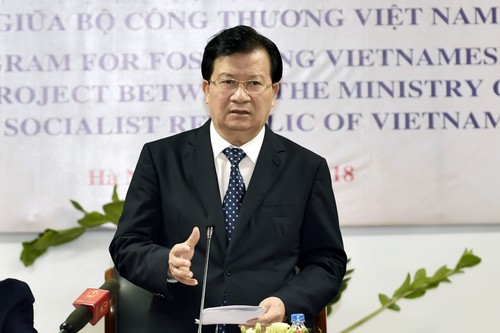   Deputi PM Vietnam, Trinh Dinh Dung menghadiri acara pembukaan Program kerjasama pendidikan konsultan Vietnam antara Kementerian Industri dan Perdagangan Vietnam dan Samsung - ảnh 1