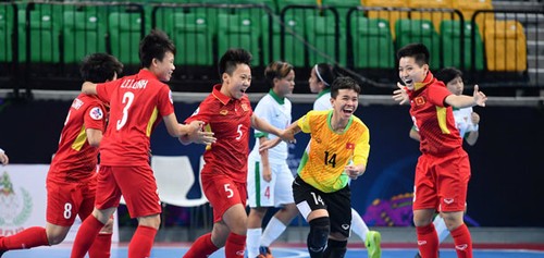 Tim Futsal putri Vietnam untuk pertama kalinya lolos masuk ke babak semi-final Futsal Putri Asia 2018 - ảnh 1
