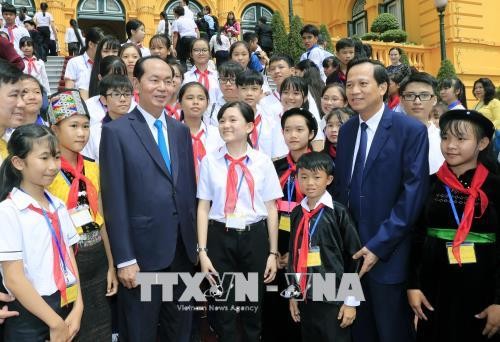 Presiden Viet Nam, Tran Dai Quang melakukan pertemuan dengan rombongan anak-anak yang menjumpai kesulitan berat dan tipikal dari seluruh negeri - ảnh 1