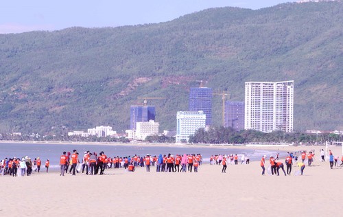 Lebih dari 300 anggota Liga Pemuda dan pemuda ikut acara Kampanye “Bersihkanlah laut” tahun 2018 - ảnh 1
