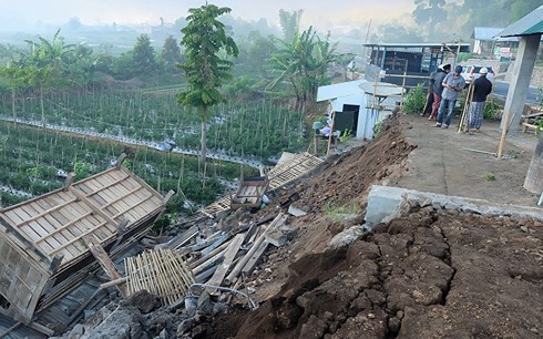 Ada banyak korban dalam beberapa gempa bumi di Indonesia - ảnh 1