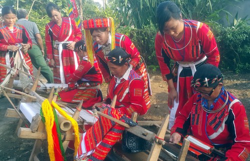 Ciri budaya yang halus pada busana kaum perempuan Pa Then - ảnh 1