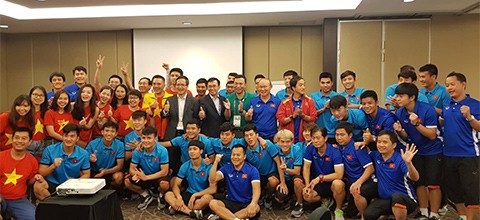 Kedutaan Besar Viet Nam di Indonesia menyemangati skuat sepak bola Viet Nam - ảnh 1