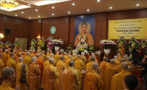 Para biksu-biksuni dan kaum Buddhis Laos – Viet Nam di Laos mengadakan upcara melepas arwah, mengenangkan Presiden Tran Dai Quang - ảnh 1