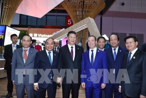PM Viet Nam, Nguyen Xuan Phuc menghadiri Pekan Raya Impor Internasional Tiongkok yang pertama - ảnh 1