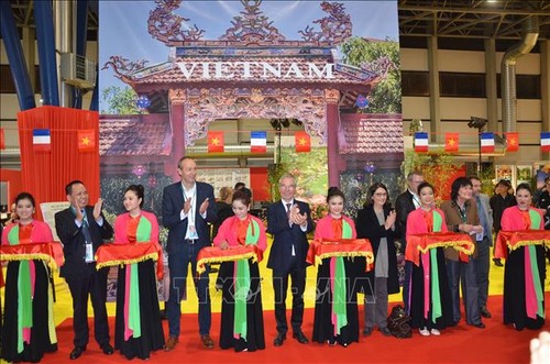Menyosialiasikan kebudayaan dan pariwisata Viet Nam pada Pekan Raya Grenoble (Perancis) - ảnh 1