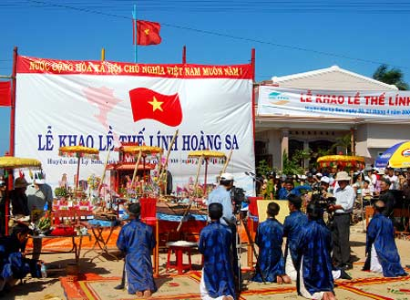 Kabupaten pulau Ly son mengadakan acara “Khao le the linh Hoang Sa” - ảnh 1