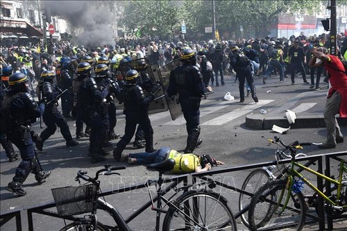Perancis: Demontrasi dari faksi “Rompi kuning” menjadi huru hara, lebih dari 100 orang ditangkap di Paris - ảnh 1