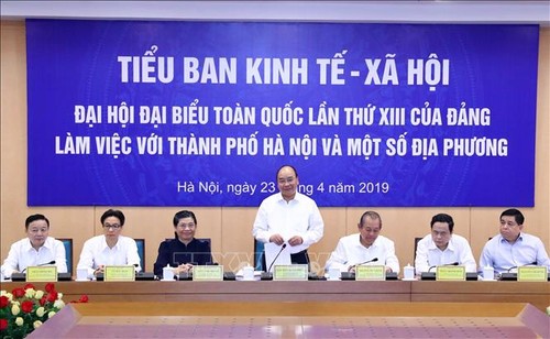 Sub-komisi Sosial-Ekonomi melakukan temu kerja dengan pemimpin daerah-daerah di Vietnam Utara - ảnh 1
