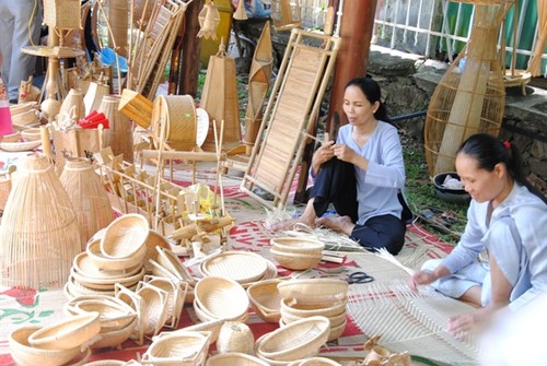 Festival Kerajinan Tradisional Hue tahun 2019: Tempat menghidupkan kembali dan mengembangkan usaha kerajinan tradisional - ảnh 1