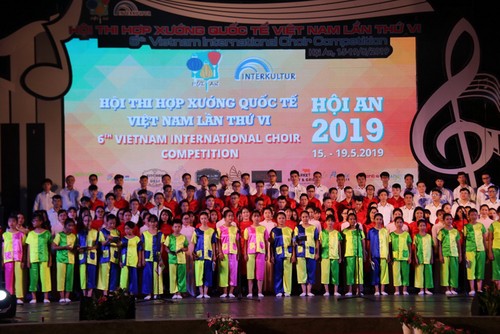 Kira-kira 1.000 seniman ikut serta dalam Kompetisi keenam paduan suara internasional Vietnam - ảnh 1