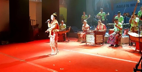 Rombongan kesenian Laos memperkuat temu pergaulan dan belajar pengalaman di Festival Musik ASEAN - ảnh 1
