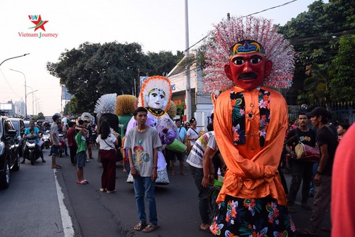 Lambang budaya Ondel-Ondel memenuhi jalan - jalan menjelang hari berdirinya Kota Jakarta - ảnh 1