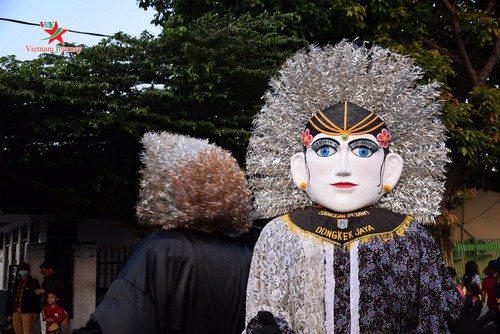 Lambang budaya Ondel-Ondel memenuhi jalan - jalan menjelang hari berdirinya Kota Jakarta - ảnh 4