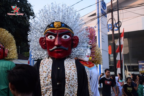 Lambang budaya Ondel-Ondel memenuhi jalan - jalan menjelang hari berdirinya Kota Jakarta - ảnh 7