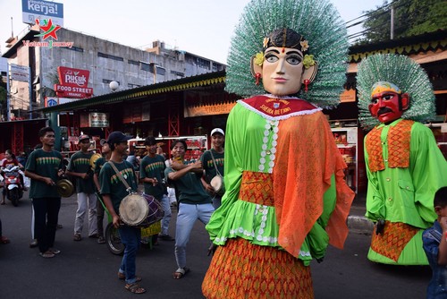 Lambang budaya Ondel-Ondel memenuhi jalan - jalan menjelang hari berdirinya Kota Jakarta - ảnh 8