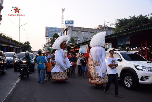 Lambang budaya Ondel-Ondel memenuhi jalan - jalan menjelang hari berdirinya Kota Jakarta - ảnh 9