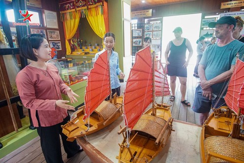 Mata pencaharian berkesinambungan yang dikaitkan dengan usaha mengkonservasikan kebudayaan desa nelayan di Teluk Ha Long - ảnh 2