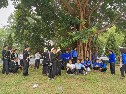 Warga etnis minoritas Nung di Provinsi Lang Son menyanyikan lagu Sli untuk menyambut Hari Nasional - ảnh 1