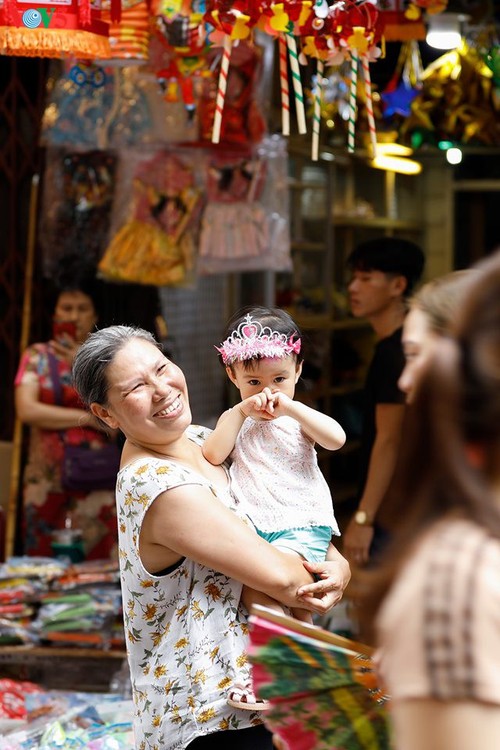 Kembali mencari masa kanak-kanak di Jalan Hang Ma pada Festival Medio Musim Rontok - ảnh 15