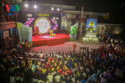 Malam Festival Bulan Purnama yang penuh suara tawa dari anak-anak - ảnh 1