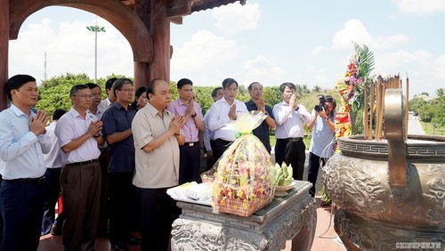 PM Vietnam, Nguyen Xuan Phuc membakar hio mengenangkan para martir di Benteng kuno Quang Tri - ảnh 1