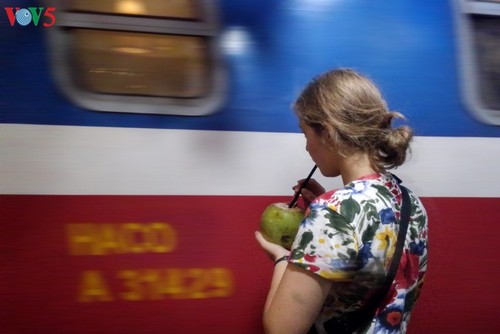 Minum kopi di samping rel kereta api yang unik di Kota Hanoi - ảnh 16