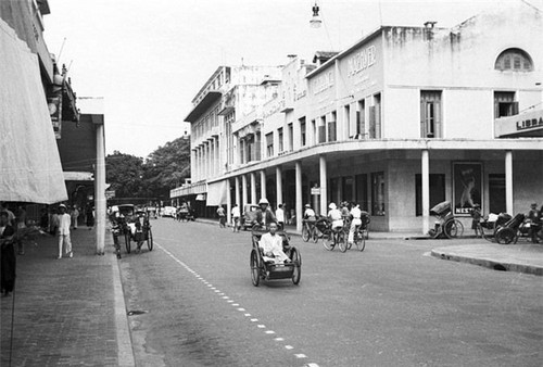 Foto-foto tentang Jalan Trang Tien - jalan megah di Kota Hanoi pada zaman dulu dan dewasa ini - ảnh 3