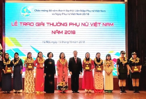 Enambelas kolektif dan perseorangan mendapat Penghargaan Perempuan Vietnam - ảnh 1