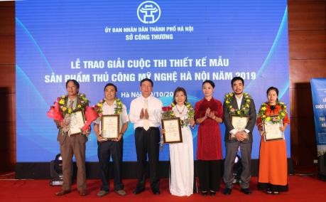 Kota Hanoi menyampaikan 73 hadiah kepada produk kerajinan tangan dan artistik tahun 2019 - ảnh 1