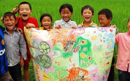Proyek Seni Rupa “Bintang di Daerah Pegunungan” Membawa Seni Lukis kepada Anak-Anak di Daerah Pegunungan”. - ảnh 2