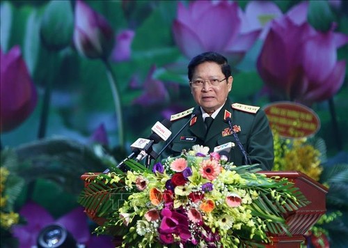 Negara Vietnam Menyampaikan Bintang  yang Bernilai kepada Para Kolektif dan Perseorangan Tentara Rakyat Laos - ảnh 1