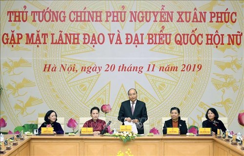 PM Nguyen Xuan Phuc melakukan pertemuan dengan para anggota perempuan MN  - ảnh 1