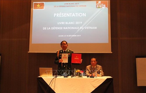 Mengumumkan Buku Putih Pertahanan Vietnam di Aljazair - ảnh 1