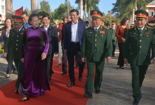 Ketua MN Vietnam, Nguyen Thi Kim Ngan Berkunjung dan Menyampaikan Ucapan Selamat Hari Raya Tet kepada Markas Komando Militer Provinsi Dak Lak - ảnh 1