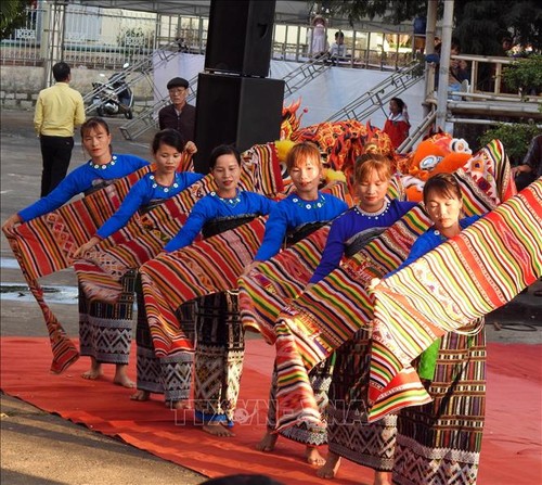 Banyak permainan rakyat untuk melayani para pengunjung pada Program Warna Musim Semi di Provinsi Kon Tum - ảnh 1